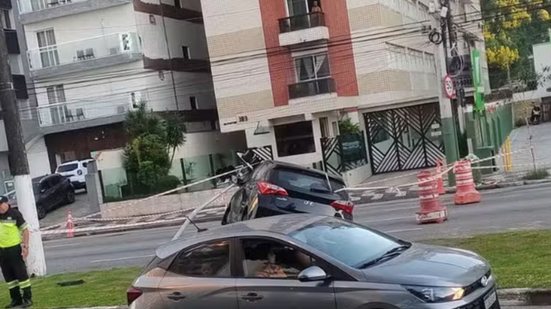 Após a colisão, a área foi interditada para atendimento, mas já foi liberada e a coluna do semáforo removida - Imagem: Divulgação/ G1/ Otávio Grijó
