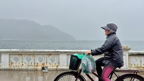 Santos deve ter tempo firme nesta sexta-feira (18) e no sábado (19), com previsão de retorno da chuva no domingo (20). Já o Vale do Ribeira está sob alerta de perigo para tempestades, com ventos que podem atingir 100 km/h - Imagem: Vanessa Rodrigues/AT