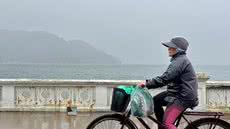 Santos deve ter tempo firme nesta sexta-feira (18) e no sábado (19), com previsão de retorno da chuva no domingo (20). Já o Vale do Ribeira está sob alerta de perigo para tempestades, com ventos que podem atingir 100 km/h - Imagem: Vanessa Rodrigues/AT