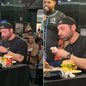 Ricardo Corbucci concluiu em 22 minutos e 39 segundos o desafio de consumir 5 kg de fast food em São Vicente, no litoral de São Paulo. - Imagem: Reprodução