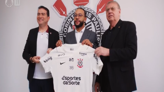 Memphis Depay renovou com o Corinthians até julho de 2028 em acordo estimado em R$ 135 milhões, incluindo os custos do novo contrato e a quitação de uma dívida com o atacante - Imagem: Tv Corinthians
