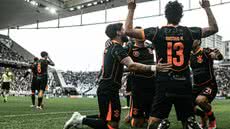 Jogares do Corinthians comemoram primeiro gol do Corinthians no jogo - Reprodução/ Meu Timão