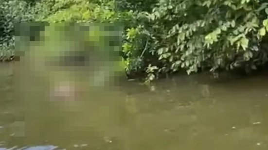 Equipes de resgate atuaram na retirada do corpo encontrado no Rio Peruíbe, no bairro Jardim Veneza - Imagem: @cristennamira