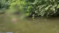 Equipes de resgate atuaram na retirada do corpo encontrado no Rio Peruíbe, no bairro Jardim Veneza - Imagem: @cristennamira