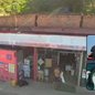 Câmeras de monitoramento registraram Messias Junior Gonçalves Moraes entrando em um mercado de Miracatu às 14h34 de 8 de outubro, poucos minutos após o horário estimado do assassinato de Jhulliany, de 17 anos - Imagem: Reprodução