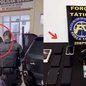 Policiais encontraram uma pistola e munições na residência onde o homem estava, além de mandados de prisão em aberto - Foto: Reprodução e Divulgação/ Polícia Militar