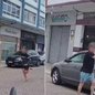 Imagens registraram o momento em que a vítima corre atrás do suspeito após ter a corrente roubada no bairro Boqueirão, em Praia Grande. Guarda Municipal realizou buscas, mas ninguém foi detido - Imagem: Reprodução/Redes Sociais