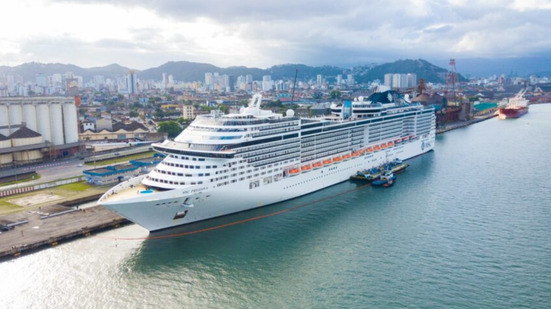 MSC Virtuosa, com capacidade para 6,3 mil passageiros, tem chegada prevista ao Porto de Santos em 2 de dezembro e deverá realizar 19 escalas durante a temporada 2026/2027 - Imagem: Divulgação