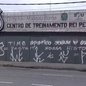 Muros do CT Rei Pelé, no bairro Jabaquara, em Santos, foram pichados com críticas ao desempenho da equipe após a derrota por 3 a 0 para o Palmeiras pela Copa do Brasil - Imagem: Abner Reis/TV Tribuna
