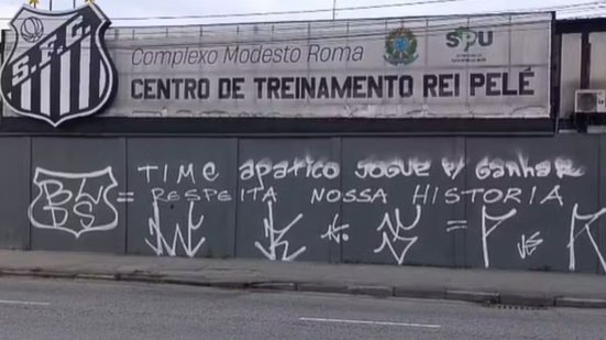 Muros do CT Rei Pelé, no bairro Jabaquara, em Santos, foram pichados com críticas ao desempenho da equipe após a derrota por 3 a 0 para o Palmeiras pela Copa do Brasil - Imagem: Abner Reis/TV Tribuna