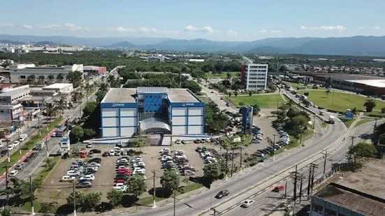 Escola Municipal 1º de Maio, em Guarujá, recebe inscrições para 280 vagas gratuitas em cursos técnicos com duração de dois anos. - Imagem: Divulgação / PMG