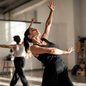 A dança devolve leveza aos movimentos, força ao corpo e equilíbrio à mente - Imagem: Reprodução/Magnific