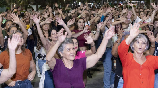 Público dançando ao ar livre no Novo Quebra-Mar, em Santos