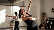 A dança devolve leveza aos movimentos, força ao corpo e equilíbrio à mente - Imagem: Reprodução/Magnific