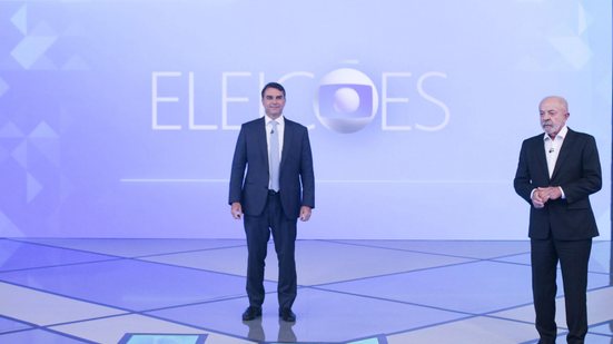 lávio Bolsonaro e Luiz Inácio Lula da Silva participaram do debate presidencial da TV Globo na sexta-feira (23). Checagem do UOL identificou inconsistências em 15 das 18 declarações selecionadas do senador e também apontou erros em falas do presidente. - Imagem: Carlos Elias Junior / Estadão Conteúdo
