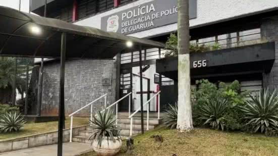 Motorista de aplicativo de 51 anos foi preso em flagrante após uma passageira de 18 anos relatar ter sido estuprada durante uma corrida em Guarujá. O veículo foi localizado pela Polícia Militar no bairro Tejereba - Imagem: Matheus Croce/TV Tribuna