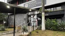 Motorista de aplicativo de 51 anos foi preso em flagrante após uma passageira de 18 anos relatar ter sido estuprada durante uma corrida em Guarujá. O veículo foi localizado pela Polícia Militar no bairro Tejereba - Imagem: Matheus Croce/TV Tribuna