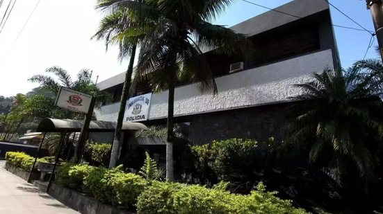 Homem de 29 anos foi preso em flagrante após invadir o apartamento da ex-companheira, agredi-la e danificar o imóvel no bairro Jardim Virgínia, em Guarujá. A vítima solicitou medidas protetivas de urgência - Imagem: Alexsander Ferraz/AT