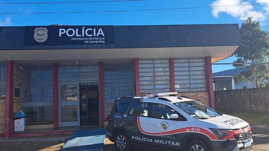 Três homens foram presos após fuga em área de mata em Cananéia, onde a polícia encontrou mais de mil porções de drogas - Imagem: Redes Sociais