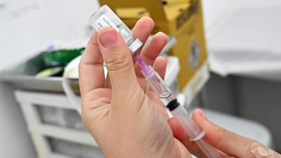 Moradores procuram policlínica de Santos para atualizar a carteira de vacinação - Imagem: Prefeitura de Santos