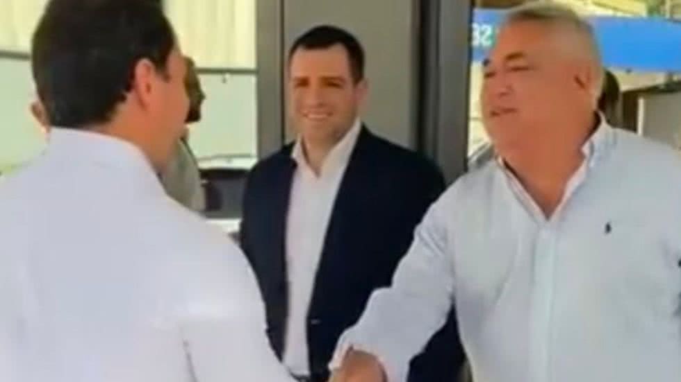 Presidente da Autoridade Portuária, Anderson Pomini e o empresário Giovanni Borlenghi se cumprimentam durante visita - Imagem: reprodução redes sociais