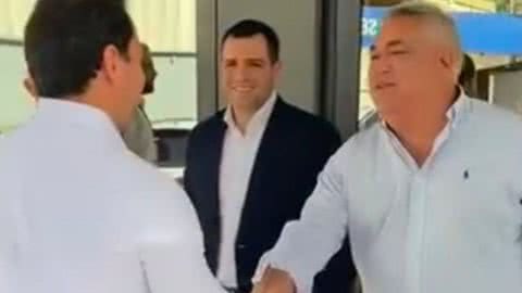 Presidente da Autoridade Portuária, Anderson Pomini e o empresário Giovanni Borlenghi se cumprimentam durante visita - Imagem: reprodução redes sociais