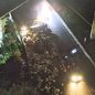 Carga de pisos ficou espalhada na Rodovia Padre Manoel da Nóbrega após carreta apresentar falha mecânica durante a madrugada em Cubatão - Imagem: Reprodução/CCI Artesp
