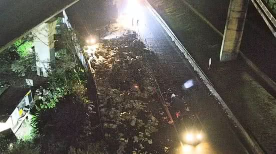 Carga de pisos ficou espalhada na Rodovia Padre Manoel da Nóbrega após carreta apresentar falha mecânica durante a madrugada em Cubatão - Imagem: Reprodução/CCI Artesp