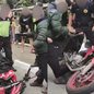 Um motociclista em São Vicente empurrou sua moto do guincho após ser abordado por agentes de trânsito, gerando polêmica nas redes sociais - Imagem: Redes Sociais