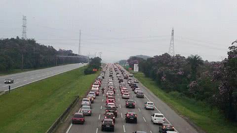 O trecho de serra da Via Anchieta é o mais indicado para os caminhões e carretas com destino a São Paulo - Imagem: reprodução redes sociais