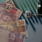 Nova etapa do Desenrola Brasil permite que trabalhadores informais renegociem dívidas de até R$ 15 mil por instituição financeira, com juros limitados a 1,99% ao mês - Imagem: Reprodução