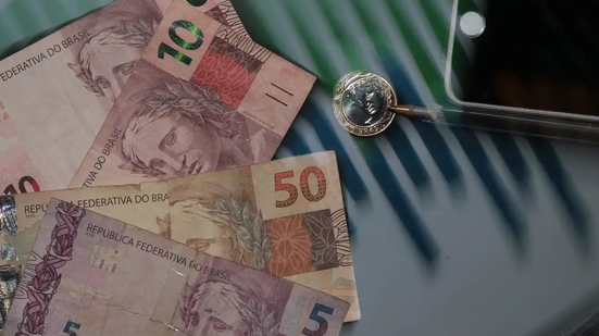 Nova etapa do Desenrola Brasil permite que trabalhadores informais renegociem dívidas de até R$ 15 mil por instituição financeira, com juros limitados a 1,99% ao mês - Imagem: Reprodução