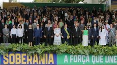 Lula e Janja acompanham o desfile de 7 de Setembro na Esplanada dos Ministérios, em Brasília, ao lado de Edson Fachin, Davi Alcolumbre e Hugo Motta. - Imagem: BRENO ESAK I /METRÓPOLES