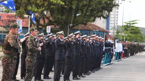 Cerca de mil militares, mais de 30 veículos e nove cavalos estiveram presentes - Imagem: Prefeitura de Santos