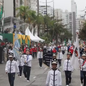 Desfile reuniu escolas, entidades sociais e forças de segurança na orla da cidade - Imagem: Divulgação / Prefeitura de Santos