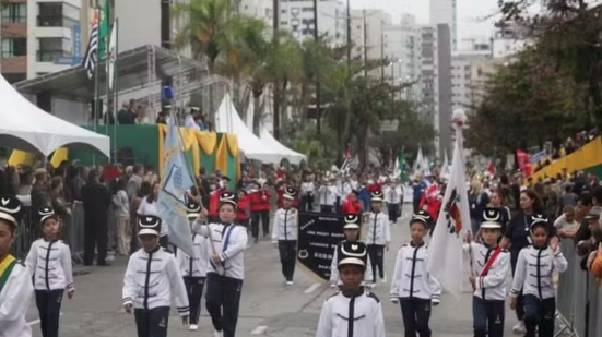Desfile reuniu escolas, entidades sociais e forças de segurança na orla da cidade - Imagem: Divulgação / Prefeitura de Santos