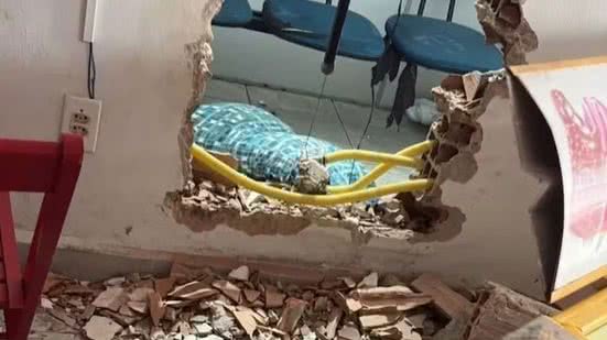 Buraco aberto em parede de comércio foi usado por criminosos para invadir lotérica e furtar cerca de R$ 50 mil em Iguape (SP) - Imagem: Redes sociais