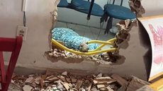 Buraco aberto em parede de comércio foi usado por criminosos para invadir lotérica e furtar cerca de R$ 50 mil em Iguape (SP) - Imagem: Redes sociais