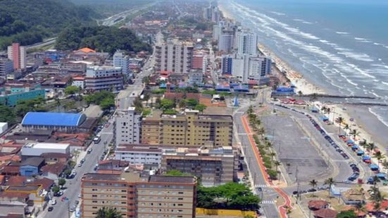 Orla de Mongaguá passa por um projeto de reurbanização que prevê a substituição de quiosques de madeira por estruturas de alvenaria - Imagem: Divulgação/Prefeitura de Mongaguá