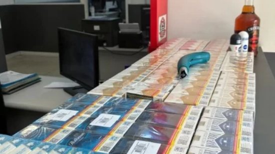 Criminosos roubaram produtos de fácil revenda, incluindo 90 carteiras de cigarro e uma garrafa de uísque, causando grande prejuízo - Foto: Divulgação/ Polícia Militar