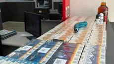 Criminosos roubaram produtos de fácil revenda, incluindo 90 carteiras de cigarro e uma garrafa de uísque, causando grande prejuízo - Foto: Divulgação/ Polícia Militar
