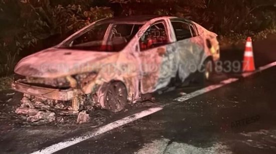 Motorista percebe superaquecimento e abandona carro antes das chamas tomarem conta, evitando tragédia - Foto: Divulgação/ CCM Artesp
