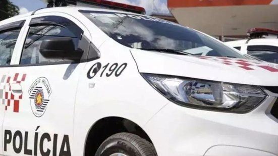 Dois rapazes assaltam vítima em plena luz do dia, mas um deles é contido após uma intensa perseguição nas ruas de Peruíbe - Imagem: Reprodução