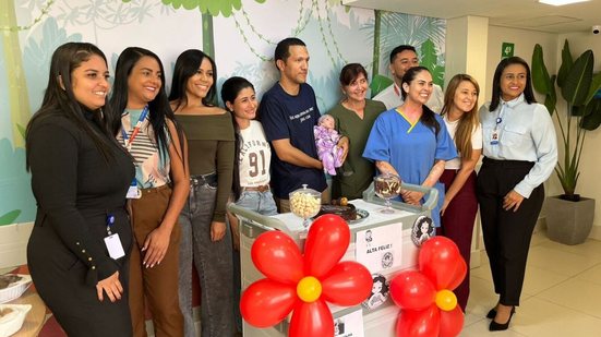 Procedimento foi feito no próprio leito da bebê Ester, sem necessidade de transferência - Imagem: Reprodução