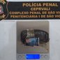 Uma jovem foi detida ao tentar entrar com drogas na Penitenciária 1 de São Vicente, revelando falhas na segurança - Foto: Divulgação/ Polícia Penal SP