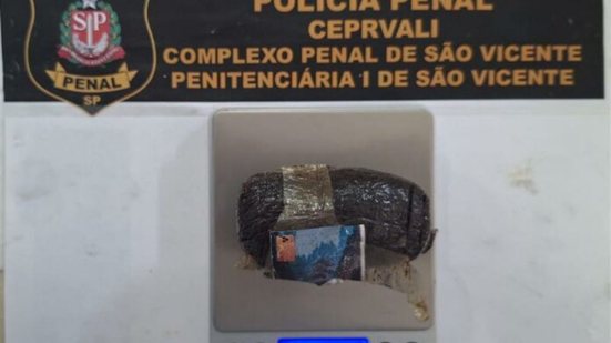 Uma jovem foi detida ao tentar entrar com drogas na Penitenciária 1 de São Vicente, revelando falhas na segurança - Foto: Divulgação/ Polícia Penal SP