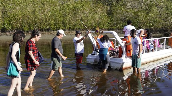 A força-tarefa de preservação ambiental mobiliza a comunidade para despoluir o manguezal Rio do Peixe em Guarujá - Foto: Divulgação/ Prefeitura de Guarujá