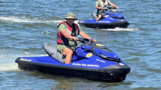 Duas motos aquáticas foram entregues para patrulhar as águas e garantir a segurança de banhistas e a vida marinha - Foto: Divulgação/ Prefeitura de São Vicente