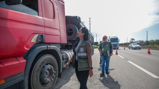 Fiscais verificam documentação de caminhões para evitar danos ao meio ambiente e à infraestrutura urbana - Foto: Divulgação/ Prefeitura de Praia Grande