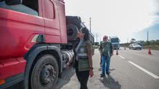 Fiscais verificam documentação de caminhões para evitar danos ao meio ambiente e à infraestrutura urbana - Foto: Divulgação/ Prefeitura de Praia Grande